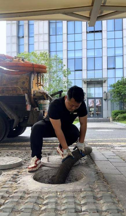 “掏粪工5天工资8100元”难查证 从业者：一般月薪7000多包吃住，80后是主力