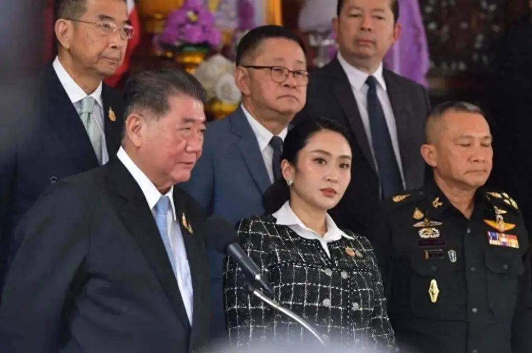 中方早好言相劝，泰国王被请出山，佩通坦不肯停职，民调狂跌21%