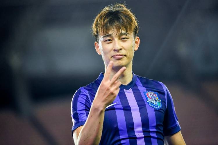 津媒:国足分组对抗巴顿出任右边后卫,他将和高准翼竞争主力