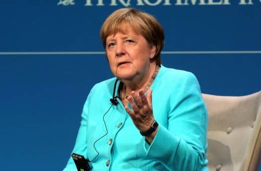 默克尔吐槽特朗普：镜头前拒绝握手，摄像机关了又握上了