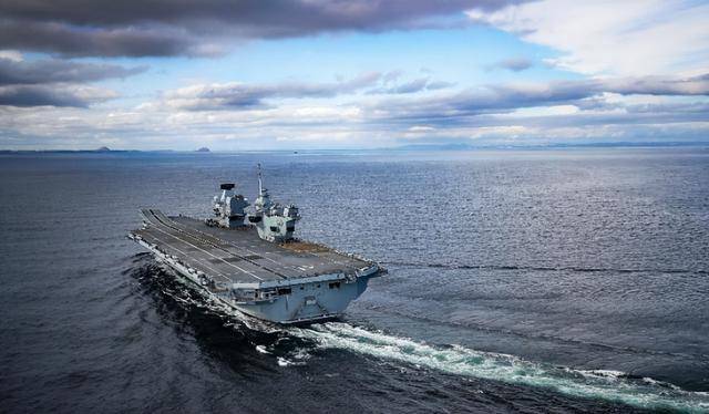 轰6K携鹰击12在南海立威,英航母紧急改道,撕开美国战略漏洞?