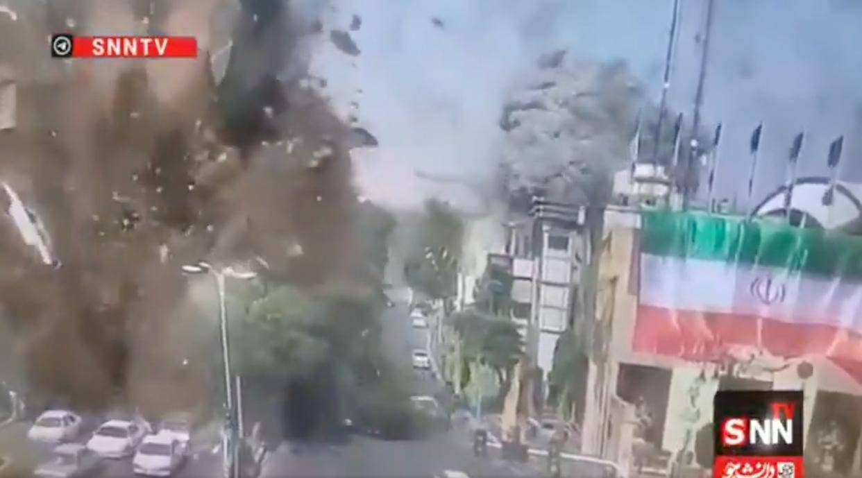 画面曝光!伊媒公开以军袭击德黑兰圣城广场视频,“多辆汽车被炸飞至空中”
