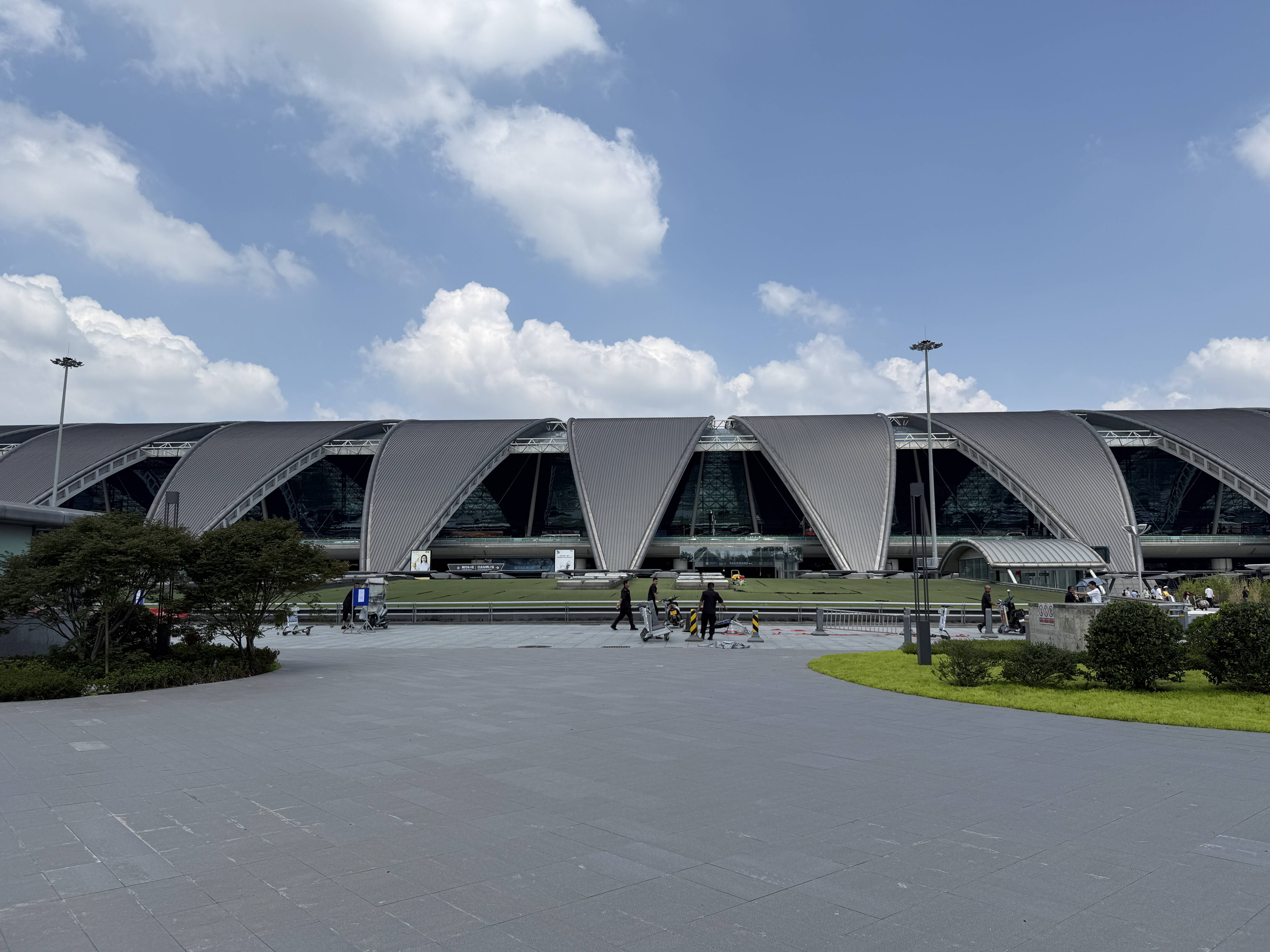 成都双流国际机场出行新变化:11条城市动脉贯通、2665个停车位升级