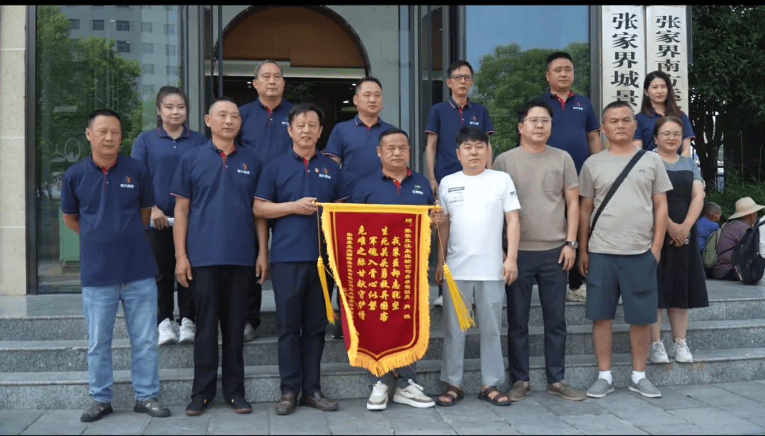 张家界司机高速上突发疾病,晕倒前尽全力熄火刹车救下整车韩国游客,自己不幸离世,年仅41岁,他是退役军人