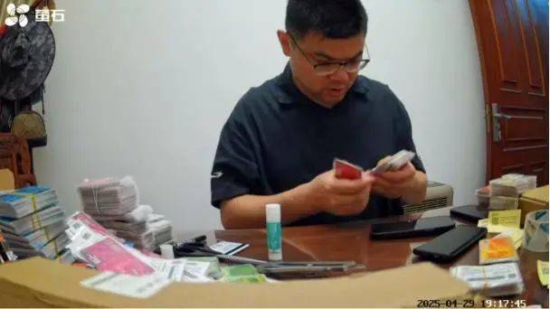 男子邮递价值107万元加油卡遭快递员变卖，警方以诈骗立案，当事人：5个包裹每个保价5万，却只赔偿2500元