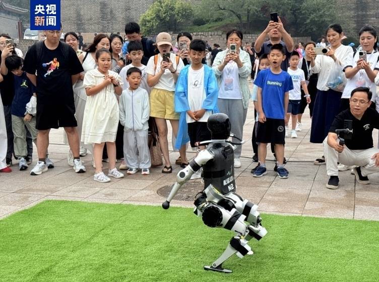 全球首创!2025世界人形机器人运动会能量传递活动启幕