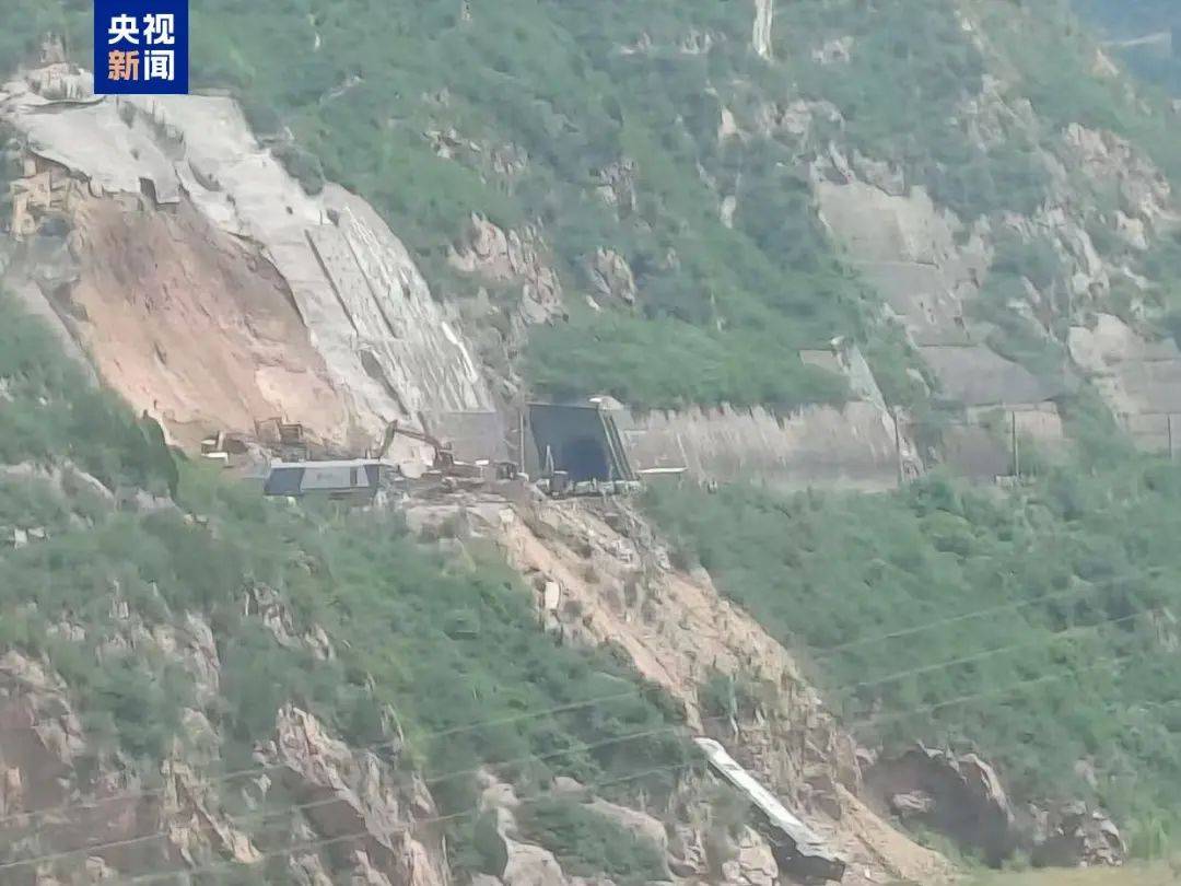 甘肃天水突发滑坡，致一列火车脱线，未造成人员伤亡
