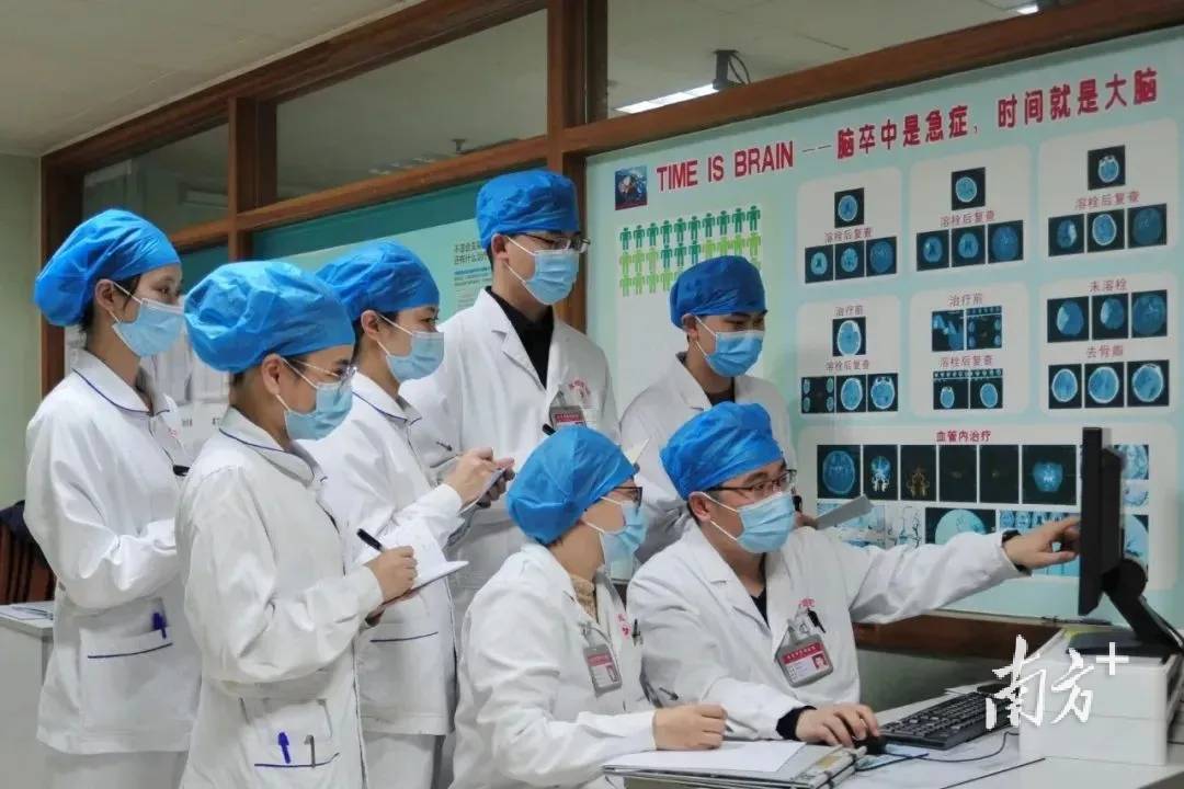 男子CT检查室突发脑梗、心跳骤停,厚街医院成功抢救