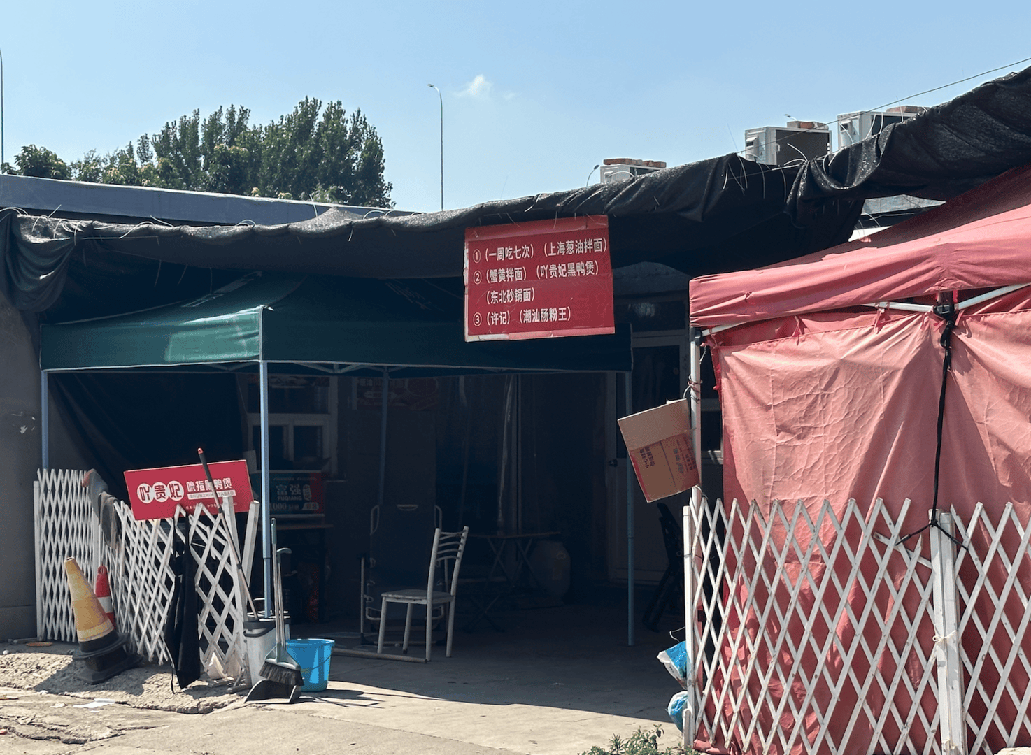 多地规范无堂食外卖,记者探访:有店铺藏身农贸市场,有6家店在一个地址上