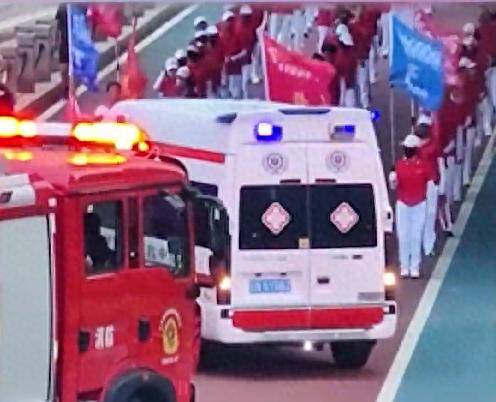 老年“暴走团”阻碍消防车救护车通行,当地派出所回应