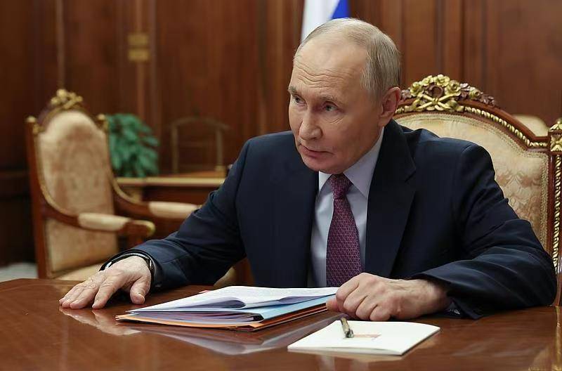 真要轰炸莫斯科?普京被激怒,特朗普突然变脸,对乌克兰下了死命令