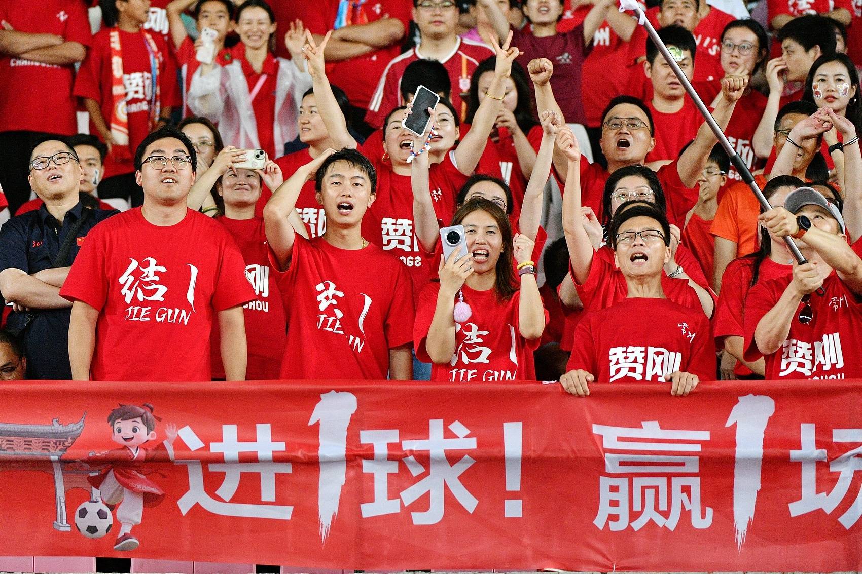 苏超之火背后：一场“散装江苏”的集体喜剧