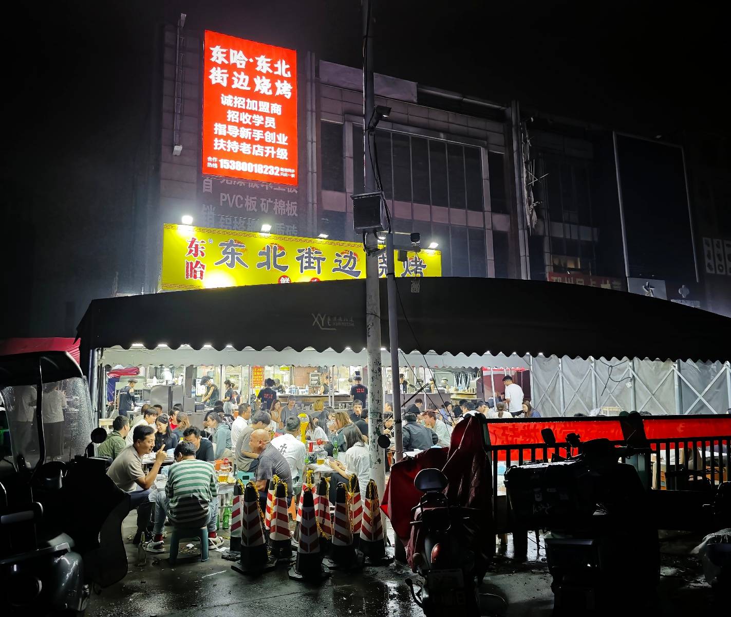 苏超之火背后:一场“散装江苏”的集体喜剧