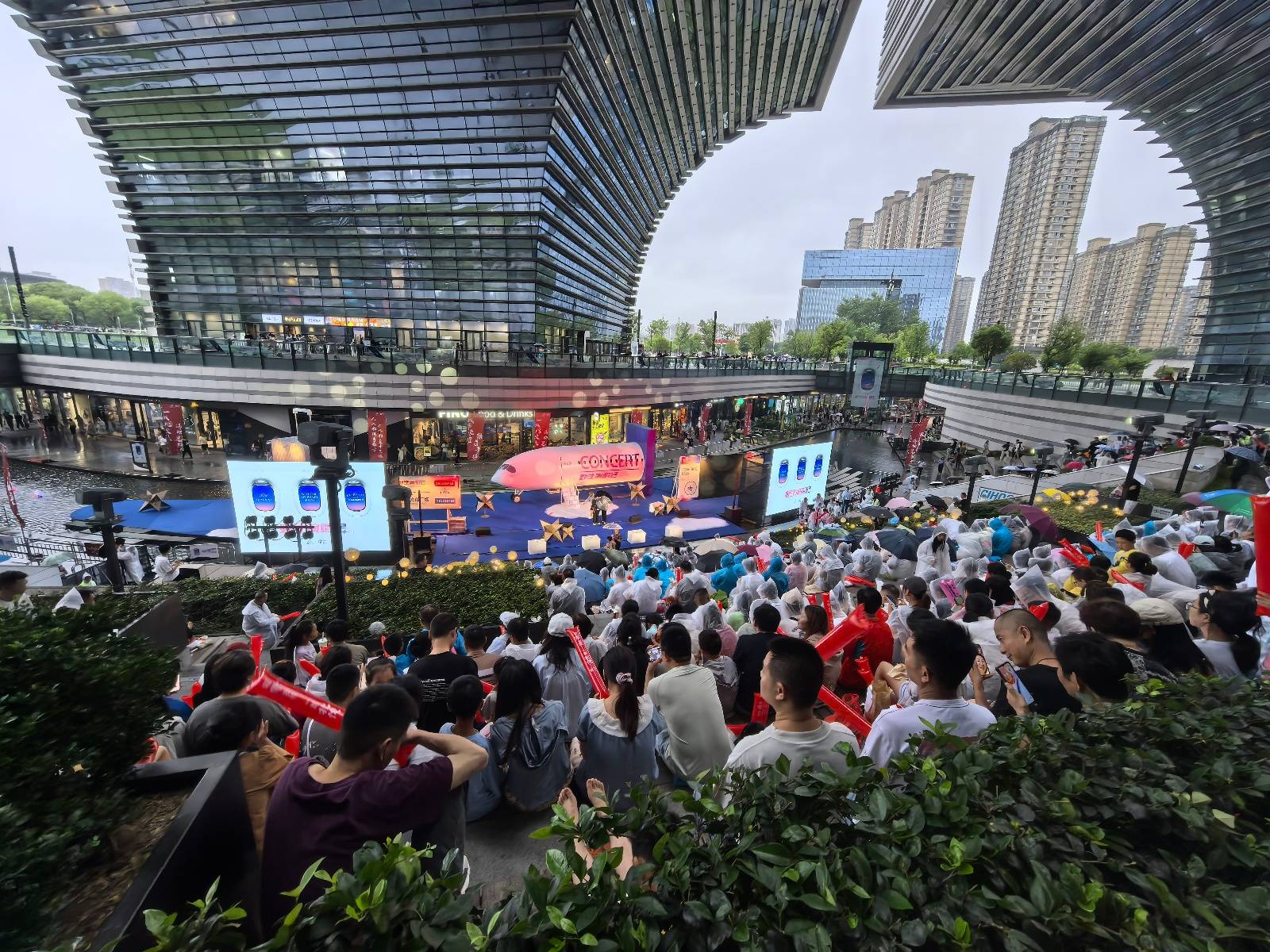 苏超之火背后:一场“散装江苏”的集体喜剧