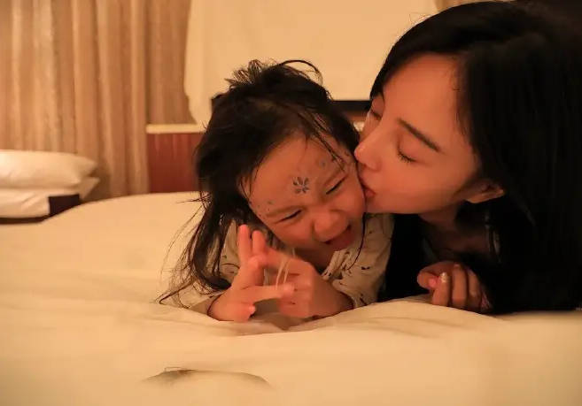 甜馨点赞贾乃亮相关引争议 早前发动态维护妈妈