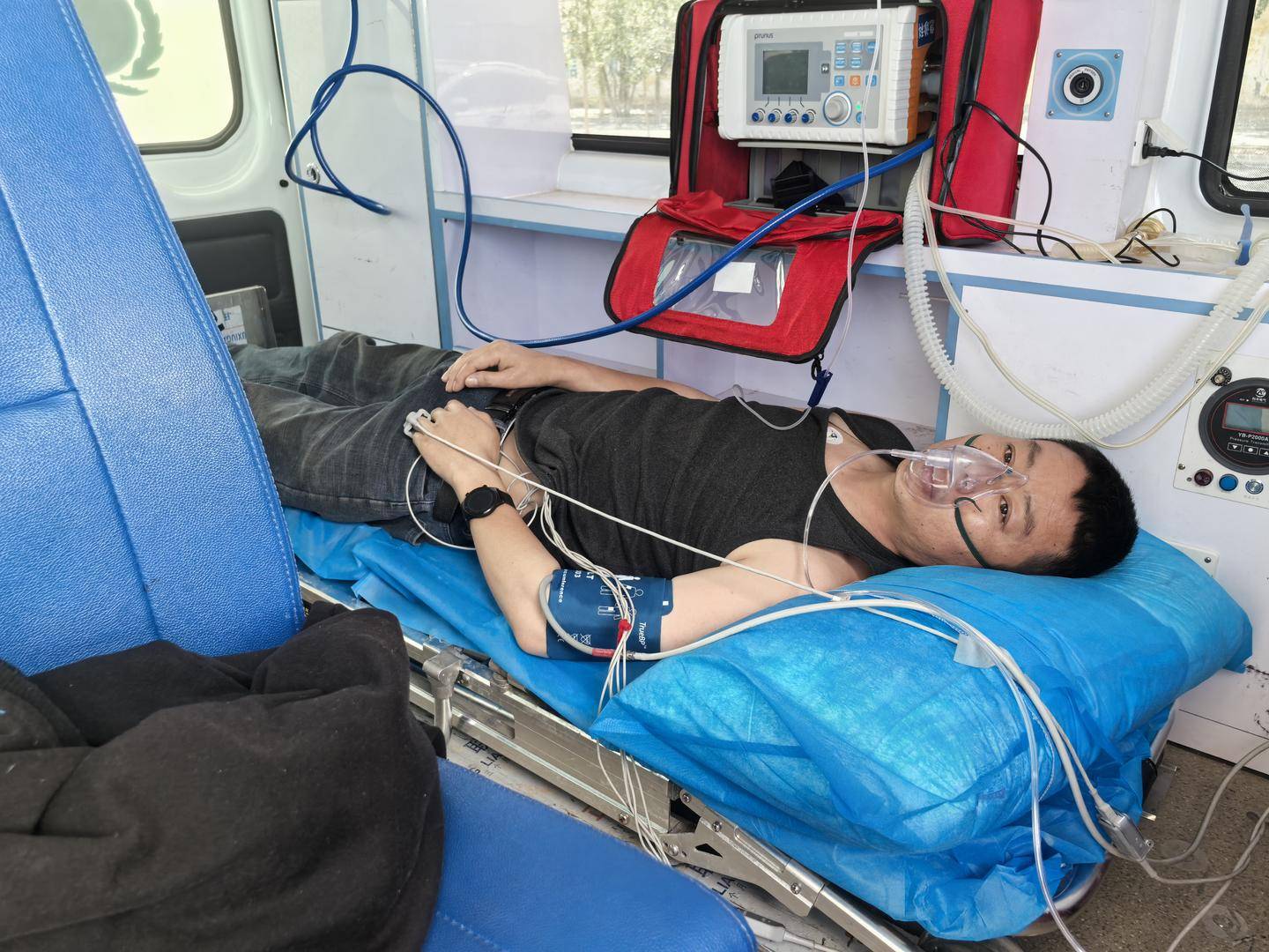 青海一男子被罕见剧毒阿拉善蝮蛇咬伤，因无血清一度想放弃治疗 警车开道转运700公里救命