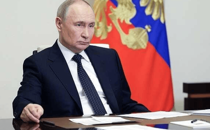 事情彻底闹大了,美司令叫嚣摧毁俄飞地,俄罗斯放话:大不了用核武器