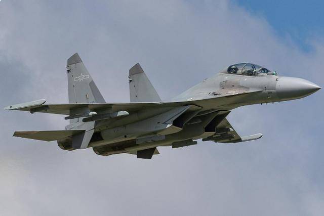 西方最强四代半,终于现身中国家门口,百架歼16静候,结局无悬念