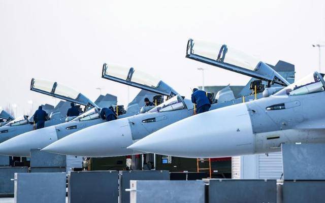 西方最强四代半,终于现身中国家门口,百架歼16静候,结局无悬念