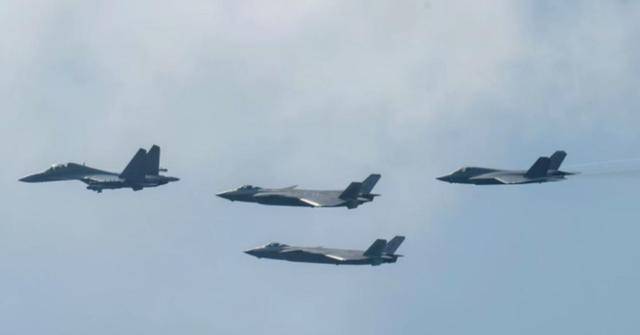 西方最强四代半,终于现身中国家门口,百架歼16静候,结局无悬念