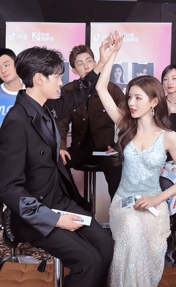 内娱剧宣彻底疯狂:张予曦毕雯珺当众接吻杨超越丁禹兮痛哭流涕