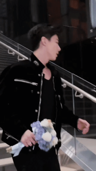 内娱剧宣彻底疯狂:张予曦毕雯珺当众接吻杨超越丁禹兮痛哭流涕