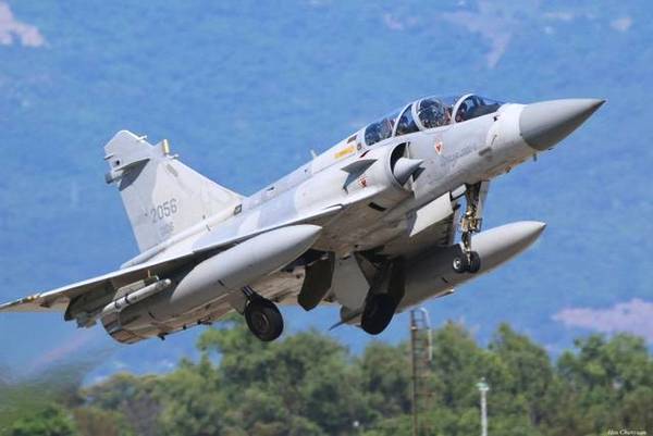 乌克兰幻影-2000战机被击落,印媒:台军天塌了,中国博主们欢腾