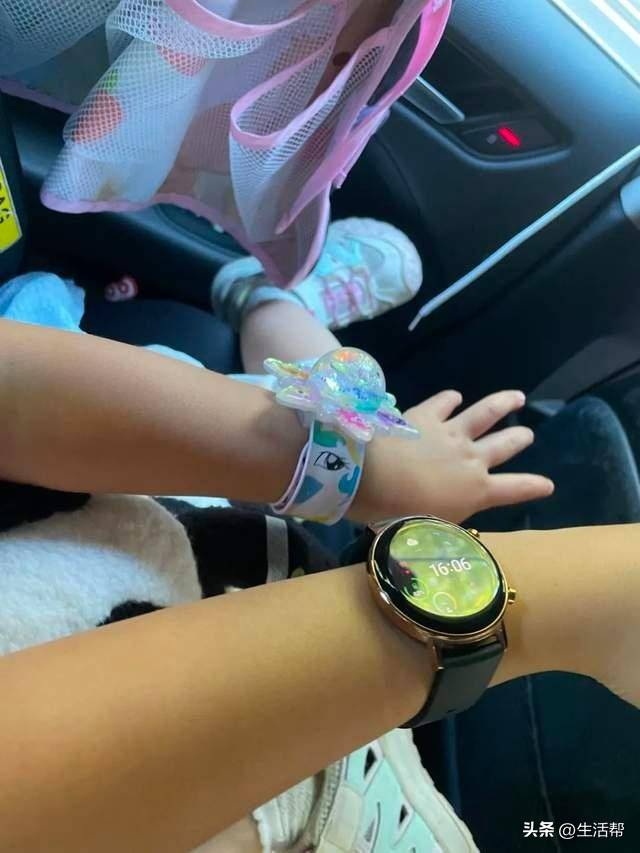 大学生暑期上门带娃成热门兼职,家长外包育儿喘口气