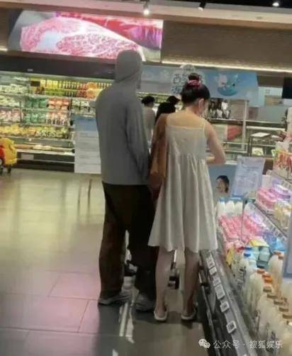 离婚三年又被拍到亲密逛超市,他俩这是纯带娃还是真复合了?