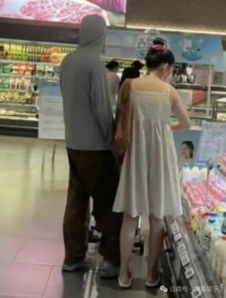 离婚三年又被拍到亲密逛超市,他俩这是纯带娃还是真复合了?