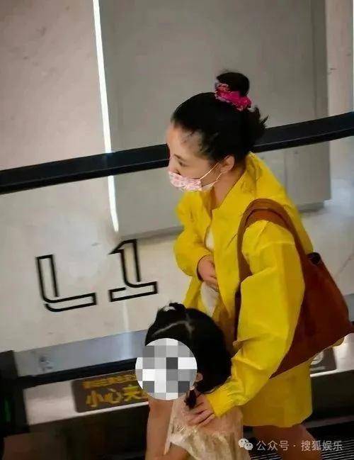 离婚三年又被拍到亲密逛超市,他俩这是纯带娃还是真复合了?