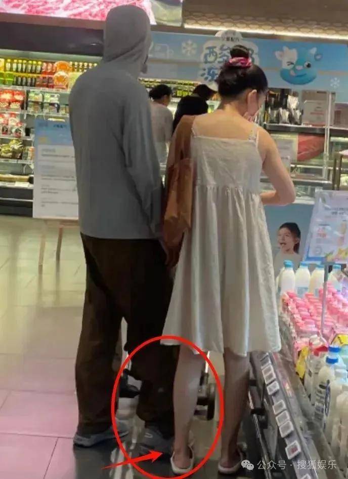 离婚三年又被拍到亲密逛超市,他俩这是纯带娃还是真复合了?