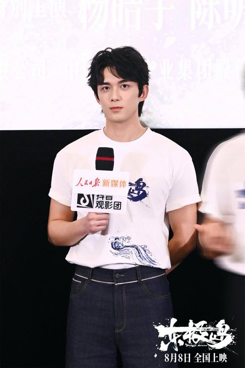 《东极岛》首映 “篡改历史比遗忘更可怕”