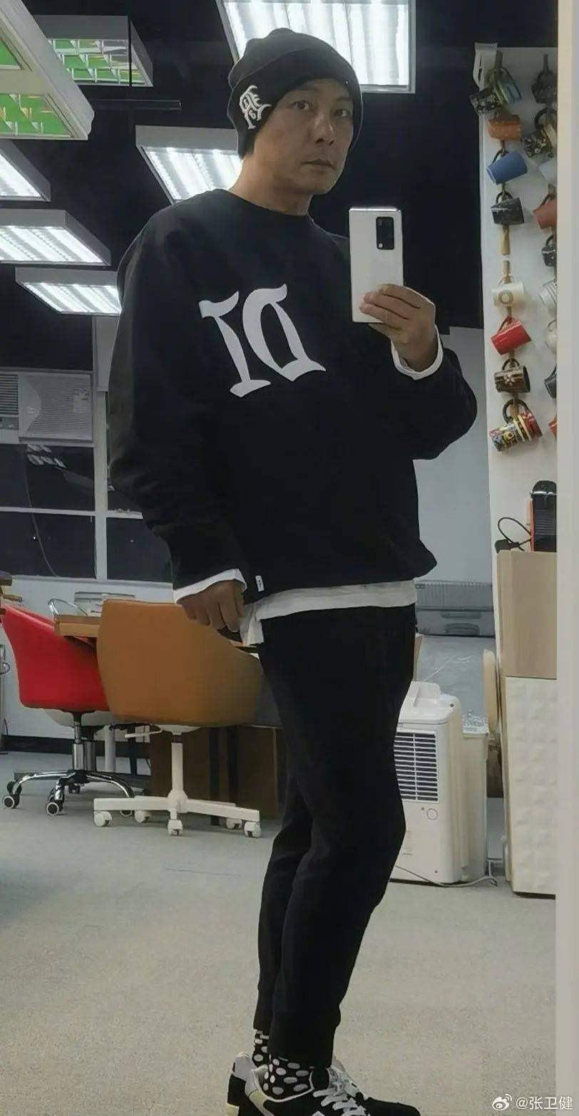 60岁张卫健在演唱会上掏出老年卡,求大家别欺负老人家