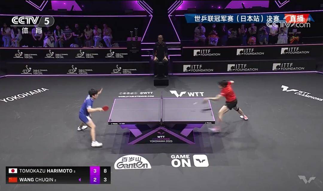 张本智和夺冠,4比2胜王楚钦,赛后脱衣庆祝与王皓握手;此前称王皓握手“太敷衍”