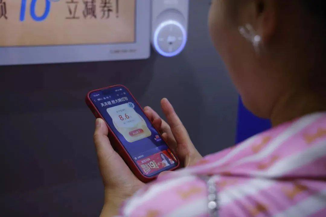 广东多个小区电梯出现“碰一下”,薅羊毛还是薅隐私?