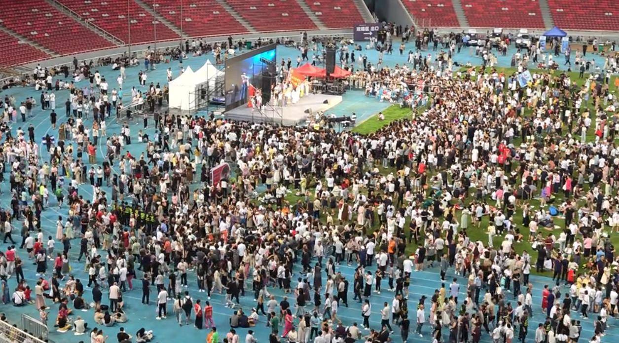 刀郎太原演唱会每首歌都是万人大合唱,应援会现场人山人海像在过年