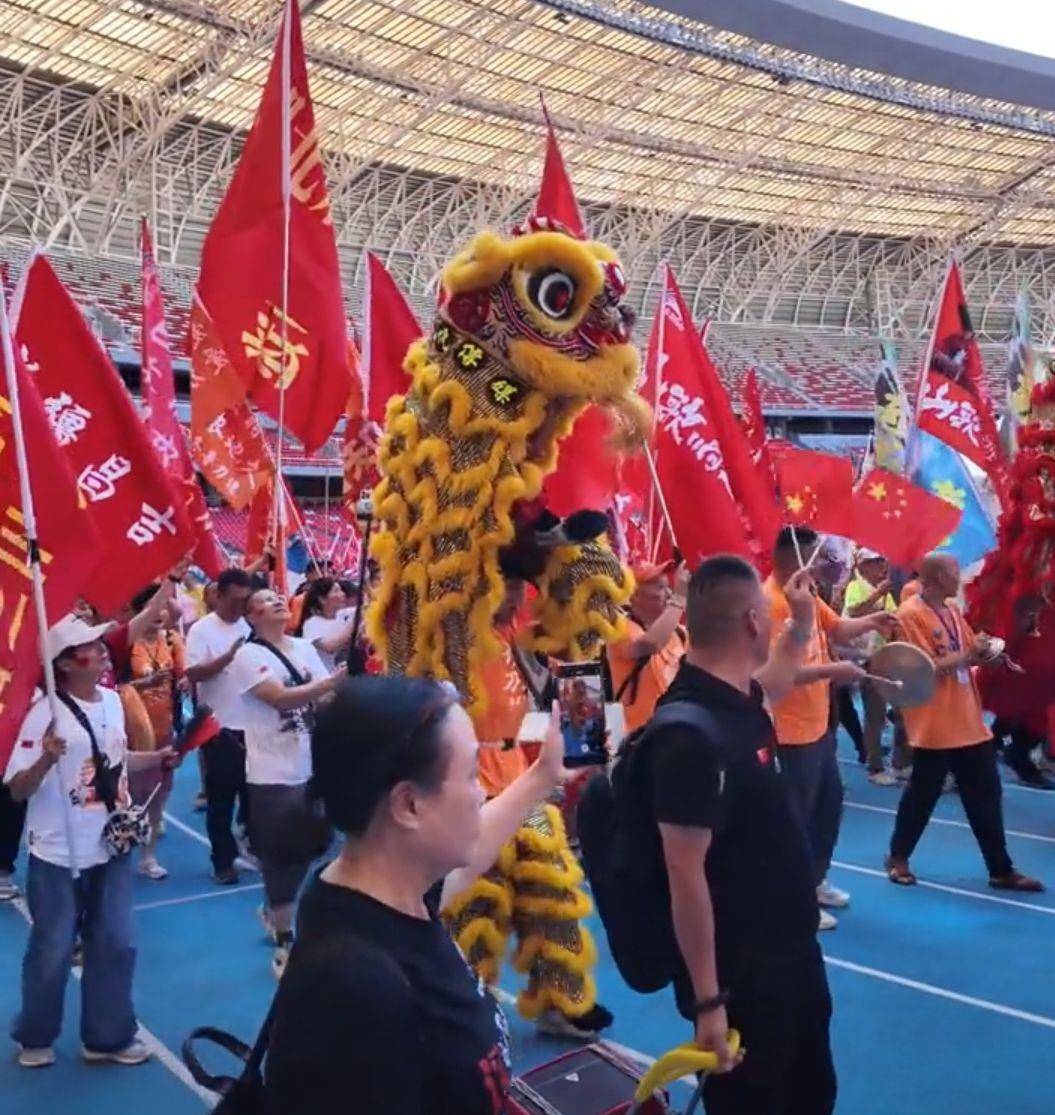 刀郎太原演唱会每首歌都是万人大合唱,应援会现场人山人海像在过年