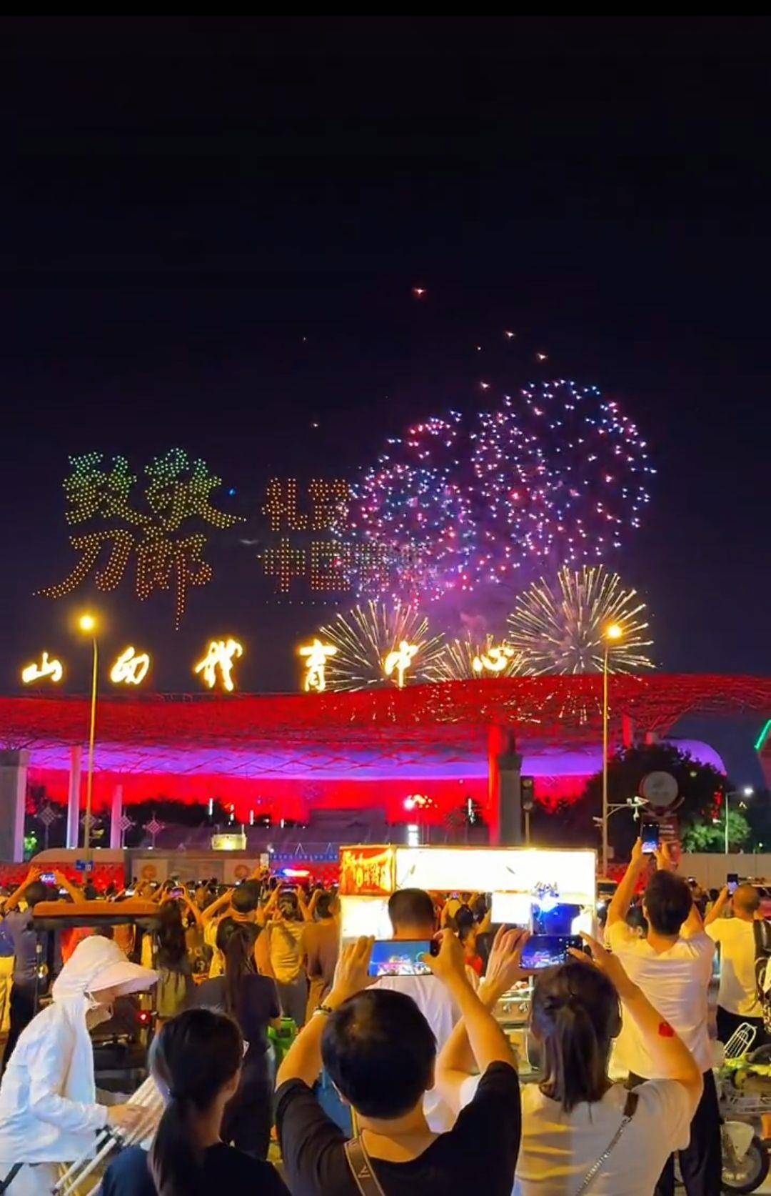 刀郎太原演唱会每首歌都是万人大合唱,应援会现场人山人海像在过年