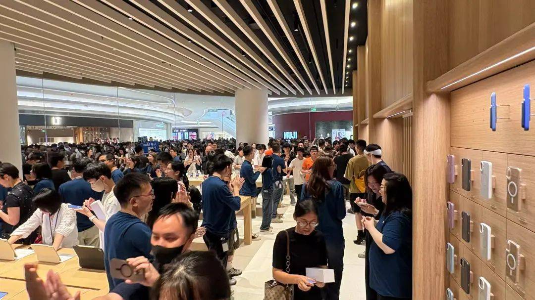 大量深圳人涌入!有人通宵“打地铺”排队……