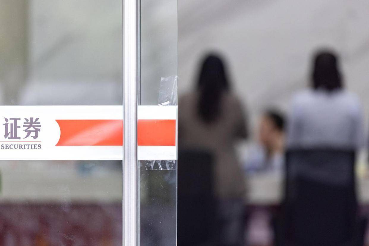 沪指创10年新高:200万新股民跑步入市,连亏15年的老股民还亏47万,居民存款正在“搬家”入市