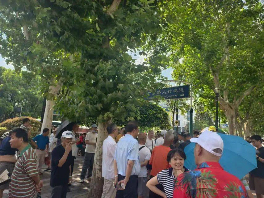 沪指创10年新高:200万新股民跑步入市,连亏15年的老股民还亏47万,居民存款正在“搬家”入市