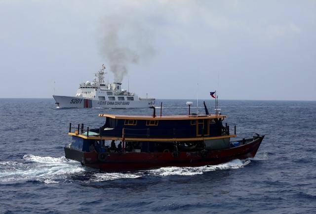 看见中国拖船到场,菲律宾又划新红线,不许中方登上“坐滩”军舰