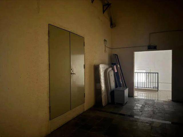 深圳一小区被曝有隐藏豪华建筑 防火门后是“宫殿”朱红大门