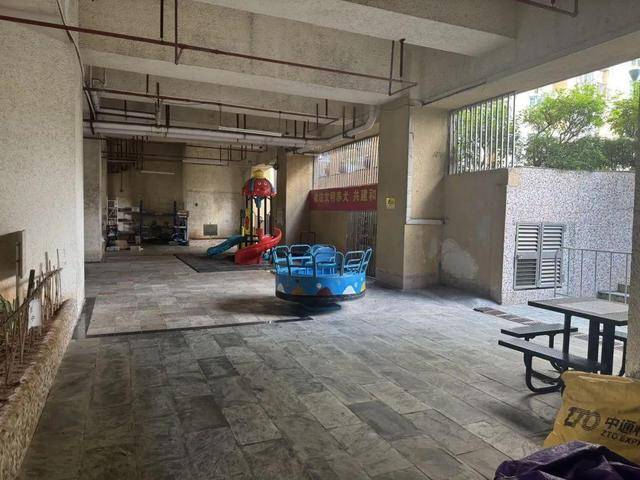 深圳一小区被曝有隐藏豪华建筑 防火门后是“宫殿”朱红大门