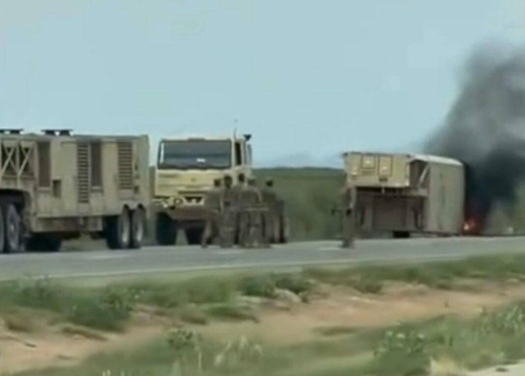 美军再迎噩耗!一声巨响:萨德反导核心当街变废铁,现场燃起大火