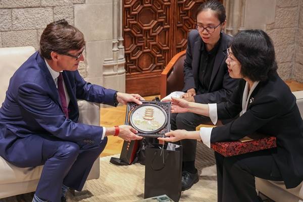 湖北省副省长陈平拜访西班牙加泰罗尼亚大区政府