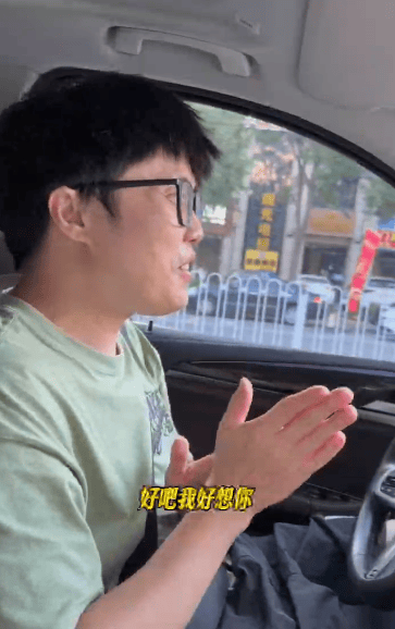 “女儿奴”爸爸接军训女儿电话泪崩,“第一次这样分开”,网友:终究是我们离不开孩子