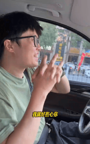 “女儿奴”爸爸接军训女儿电话泪崩,“第一次这样分开”,网友:终究是我们离不开孩子