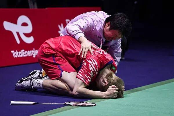 祝贺!石宇奇2比1逆转昆拉武特,获得羽毛球世锦赛男单冠军!